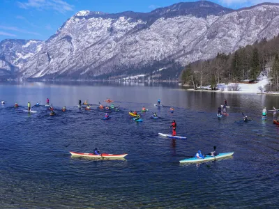21.02.2016. Bohinj, Bohinjsko jezero. Ribčev laz. Protest proti uvedbi plačljive uporabe vodnih povr&scaron;in za vesla&scaron;ke &scaron;porte, kot so kajak, kanu in sup.foto: Bojan Velikonja