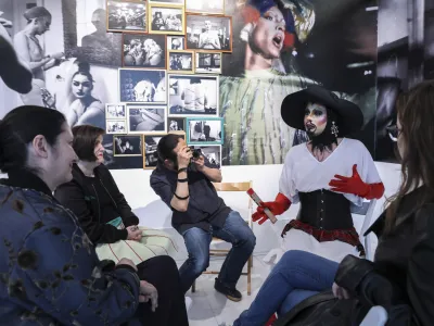 fotograf Simon Chang- 13.06.2024 - živa knjižnica - pogovor s kraljicami preobleke, v sklopu razstave Simon Chang: KRALJICE PREOBLEKE //FOTO: Jaka Gasar