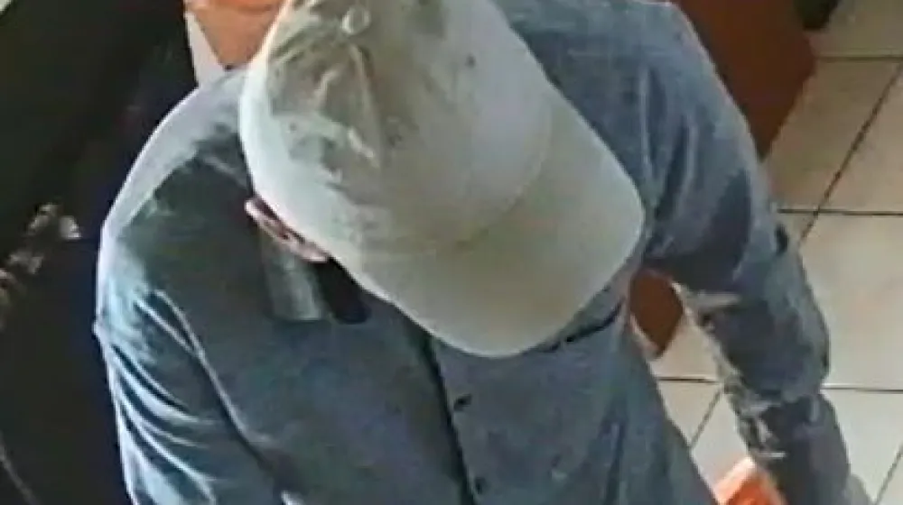 Mo&scaron;ki je zaposlenega v menjalnici s pi&scaron;tolo prisilil, da mu je dal denar. 