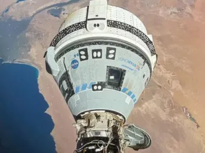 Starliner, ki ga izdeluje ameri&scaron;ki Boeing, naj bi bil vesoljsko plovilo za večkratno uporabo, s katerim bi Nasa prevažala na ISS posadko. Misija se že leta sooča z zamudami in prihaja v težkih časih za Boeing, ki se sooča s krizo glede varnosti potni&scaron;kih letal.