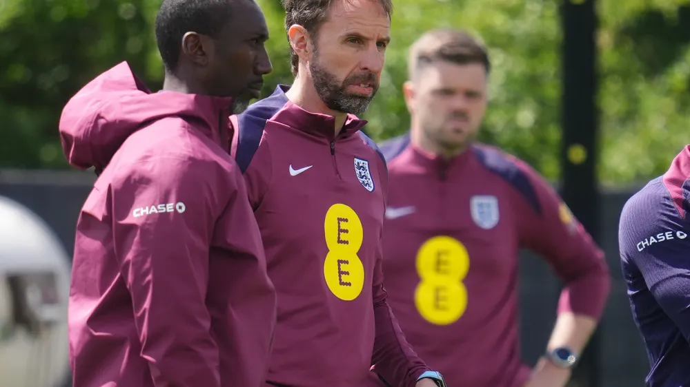 22 June 2024, Blankenhain: England manager Gareth Southgate leads a training session at the Spa & Golf Resort Weimarer Land, ahead of Sunday's UEFA&nbsp;Euro 2024 Group C&nbsp;soccer match against Slovenia. Photo: Adam Davy/PA Wire/dpa