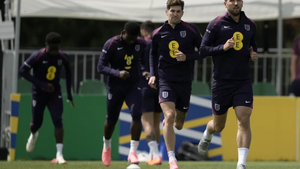 Nogometa&scaron;i Anglije (v osredju Harry Kane) se pospe&scaron;eno pripravljajo na torkovo zadnjo tekmo v skupini C proti Sloveniji.&nbsp;