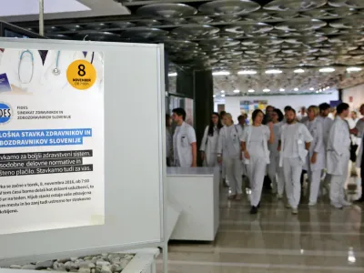 - Sindikat zdravnikov in zobozdravnikov Slovenije - zbor zdravnikov, kjer so predstavili potek pogajanj in zdravni&scaron;ke strokovne zahteve - simbolična fotografija - zdravstvo - zdravniki - - 10.11.2016 - Univeritetni klinični center UKC Ljubljana - splo&scaron;na stavka zdravnikov in zobozdravnikov FIDES - protest v obliki omejitve dela stavkajočih zdravnikov na 40 ur tedensko //FOTO: Tomaž Skale