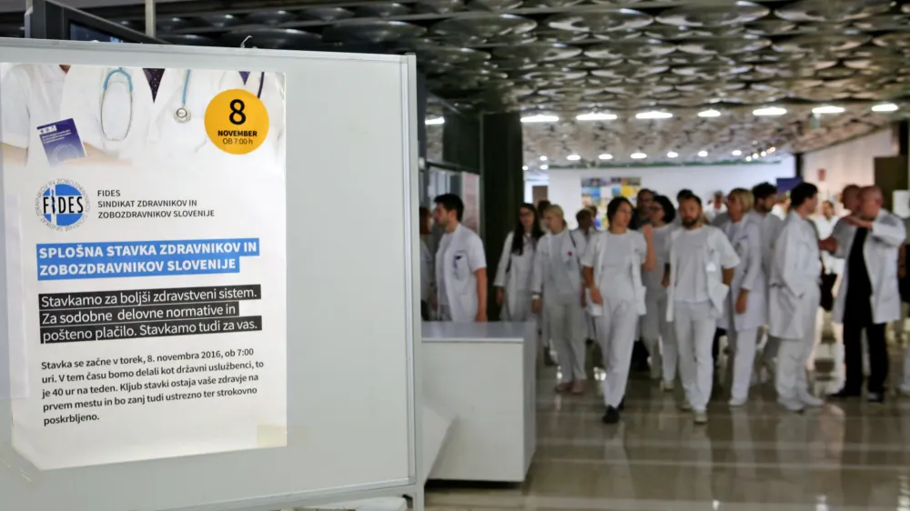- Sindikat zdravnikov in zobozdravnikov Slovenije - zbor zdravnikov, kjer so predstavili potek pogajanj in zdravni&scaron;ke strokovne zahteve - simbolična fotografija - zdravstvo - zdravniki - - 10.11.2016 - Univeritetni klinični center UKC Ljubljana - splo&scaron;na stavka zdravnikov in zobozdravnikov FIDES - protest v obliki omejitve dela stavkajočih zdravnikov na 40 ur tedensko //FOTO: Tomaž Skale
