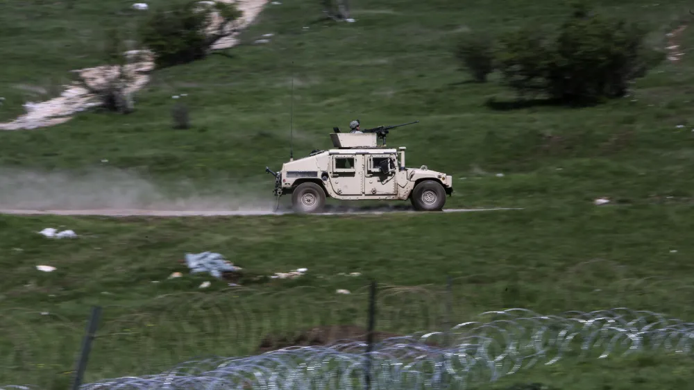 ameri&scaron;ki voja&scaron;ki oklepnik LKOV 4x4 Hummer - transport pehotnih enot- 06.05.2014 - Osrednje vadi&scaron;če SV Postojna Poček - Slovenska vojska - mednarodna voja&scaron;ka vaja Rock Proof 2 - skupno usposabljanje 1. brigade Slovenske vojske in 173. zračno-desantne brigade oboroženih sil Združenih držav Amerike (ZDA)      //FOTO: Jaka Gasar