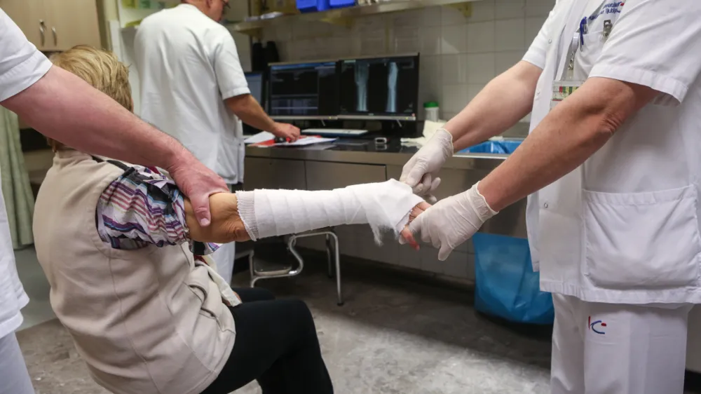 - Mavčarna - zaradi &scaron;tevilnih padcev, zvinov in zlomov aktivirali zeleni alarm za množične nesreče - 13.01.2017 - Urgenca - Urgentni kirur&scaron;ki blok UKC - Univerzitetni klinični center v Ljubljani - povečano &scaron;tevilo po&scaron;kodb zaradi vremenskih razmer -   //FOTO: Luka Cjuha.