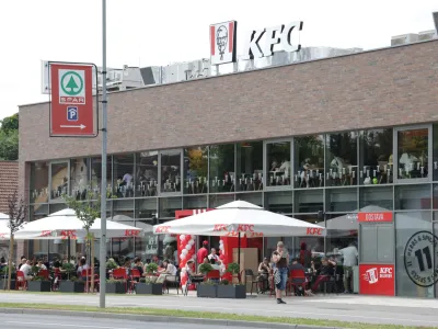 Ljubljana, Trzaska cesta.Nova restavracija verige s hitro prehrano Kentucky fried chicken (KFC).