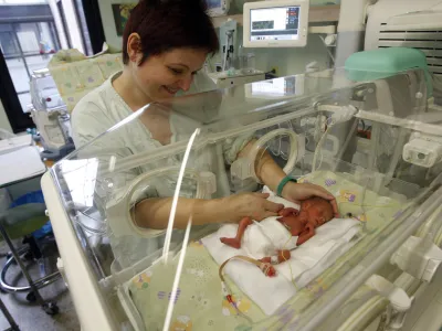 - inkubator - nedono&scaron;eni otroci - nedono&scaron;enčki - novorojenčki - prezgodnje rojstvo -- 17.12.2014 -Porodni&scaron;nica v Ljubljani - Enota za intenzivno nego in terapijo novorojenčkov (EITN) - //FOTO: Tomaž Skale