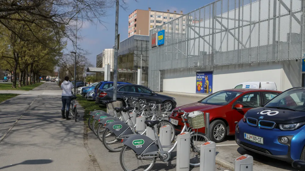 - 05.04.2022 &ndash; Litijska cesta pri Lidlu - Postajali&scaron;če BicikeLJ, samopostrežni sistem izposoje koles v Ljubljani - mestno kolo - kolesarjenje - //FOTO: Luka Cjuha