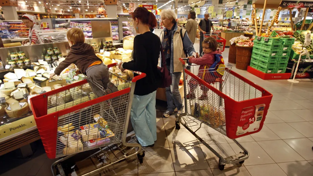 mlečni izdelki - siri - izdelki iz slovenskega mleka - slovenska prehrana - potro&scaron;niki - nakupovanje - družina - Mercator center &Scaron;i&scaron;ka - Hipermarket, Cesta Ljubljanske brigade 33, //FOTO: Tomaž Skale
