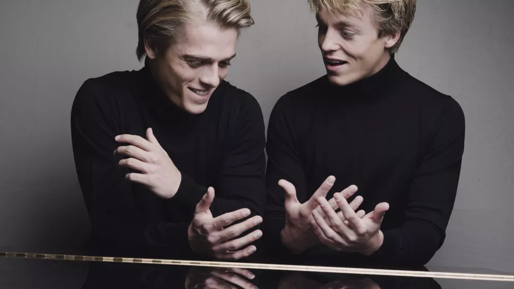 V Srebrnem 3 bosta nastopila brata Lucas in Arthur Jussen, ki poosebljata novo generacijo klavirskega dua. V Slovenijo prihajata prvič.&nbsp;