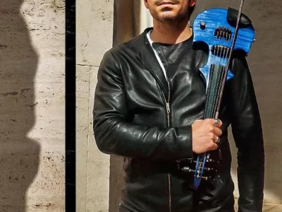 V Strunjan prihaja Andreja Casta, umetnikov na električni violini. F Instagram