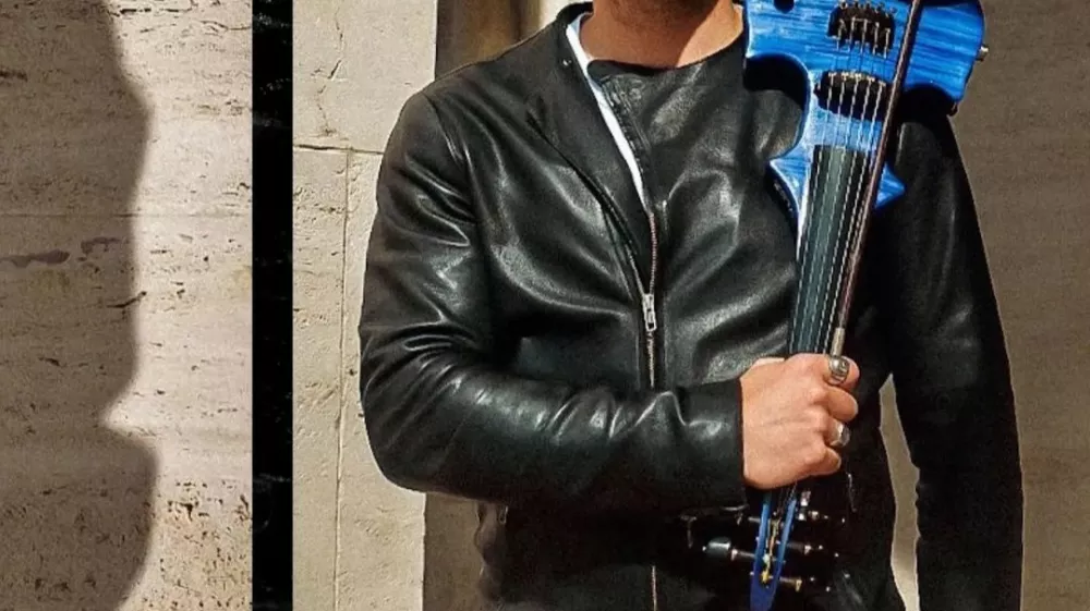 V Strunjan prihaja Andreja Casta, umetnikov na električni violini. F Instagram