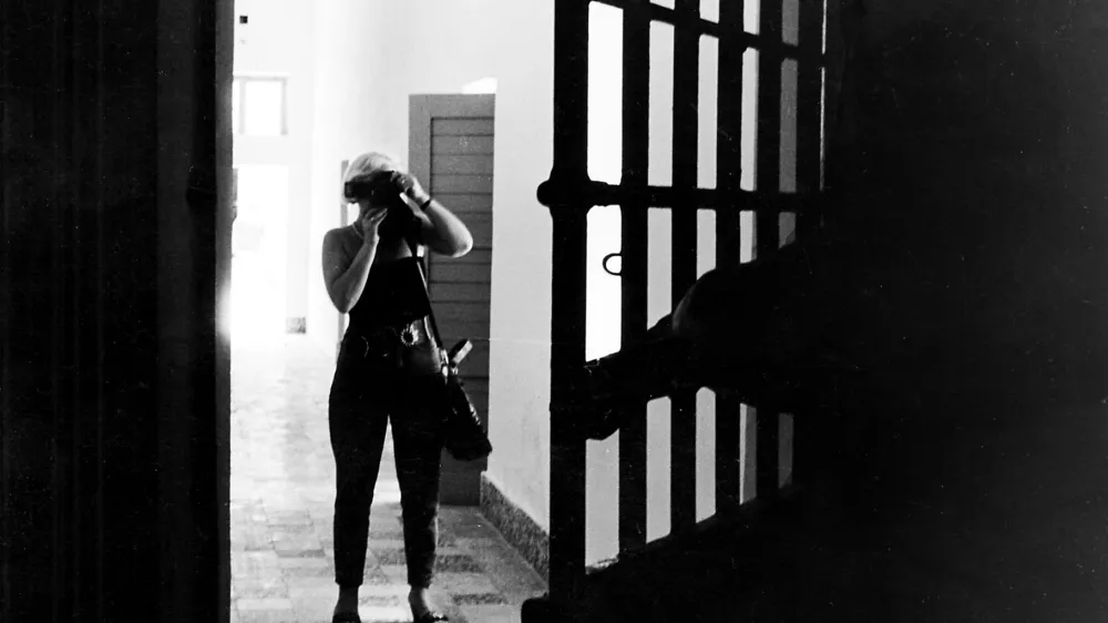 zapor Goli otok, junija 1988 turistična agencija 2 turist prvič javno povabi novinarje na Goli otok re&scaron;etke------5k