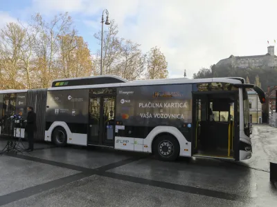 - ljubljanski mestni avtobus -- 29.11.2023 &ndash; Ljubljanski potni&scaron;ki promet (LPP) - predstavitev nove digitalne re&scaron;itve - plačevanje avtobusnih vozovnic s plačilnimi karticami na mestnih in medkrajevnih linijah - //FOTO: Luka Cjuha