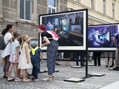 OtrociOsnovna &scaron;olaznanostIzobraževanje28.06.2024 - Odprtje razstave ob 20-letnici Mednarodne podiplomske &scaron;ole Jožefa Stefana (MP&Scaron;) z naslovom 20 let napredka v znanju in inovacijah, na kateri bodo izpostavljeni nekateri dosežki, ilustrirani v slikah fotografov Arneja Hodaliča in Katje Bidovec. Galussovo nabrežje, Ljubljana. FOTO: Nik Erik Neubauer