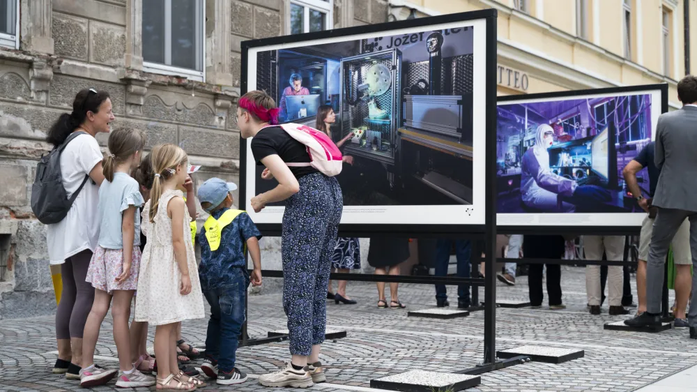 OtrociOsnovna &scaron;olaznanostIzobraževanje28.06.2024 - Odprtje razstave ob 20-letnici Mednarodne podiplomske &scaron;ole Jožefa Stefana (MP&Scaron;) z naslovom 20 let napredka v znanju in inovacijah, na kateri bodo izpostavljeni nekateri dosežki, ilustrirani v slikah fotografov Arneja Hodaliča in Katje Bidovec. Galussovo nabrežje, Ljubljana. FOTO: Nik Erik Neubauer