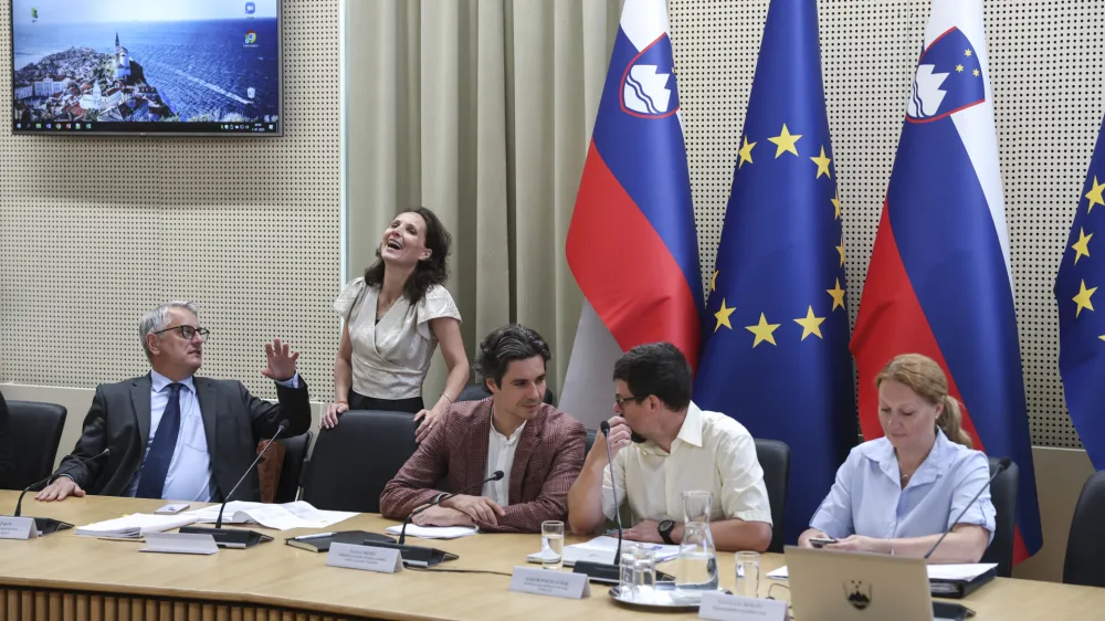 Matjaž Han, Luka Mesec, Jakob Počivav&scaron;ek, Natalija Berlec- 07.07.2023 - Ekonomsko-socialni svet (ESS) - seja na kateri so med drugim obravnavali spremembe in dopolnitve pokojninskega načrta poklicnega zavarovanja, informacijo o izvajanju aktivnosti načrta za okrevanje in odpornost ter pravilnik o zagotavljanju varnosti in zdravja pri ročnem premikanju bremenFOTO: Jaka Gasar