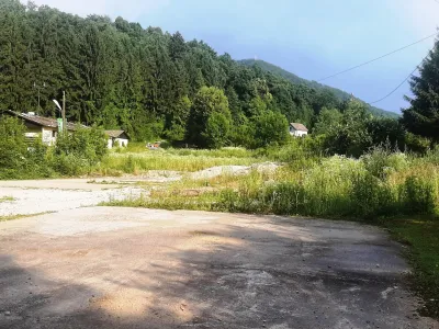 Po dalj&scaron;em iskanju primerne lokacije so se odločili za gradnjo na Le&scaron;i.