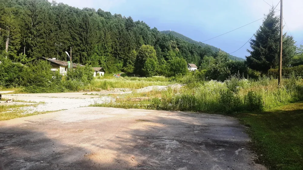 Po dalj&scaron;em iskanju primerne lokacije so se odločili za gradnjo na Le&scaron;i.