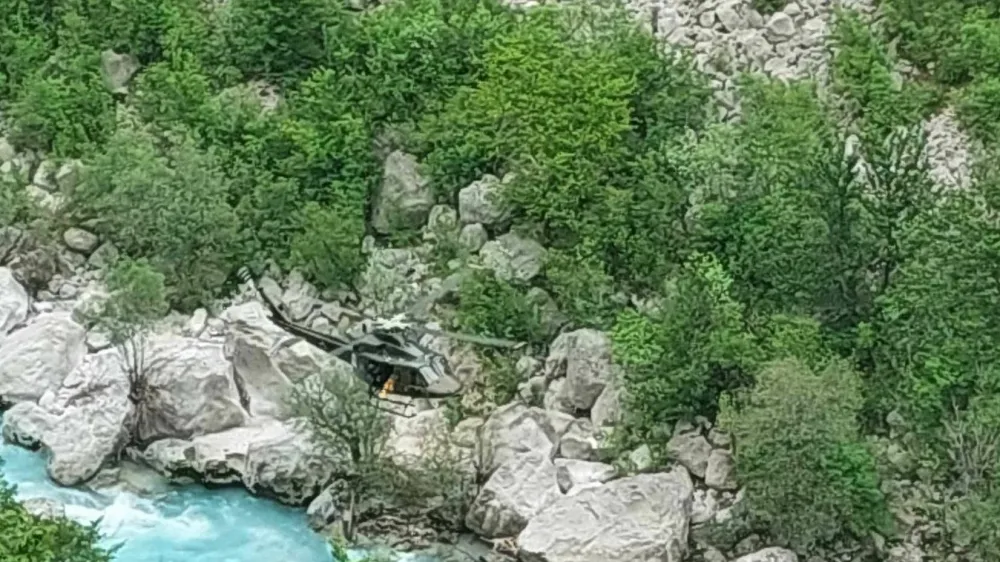 Hudo po&scaron;kodovano Italijanko, ki so jo iskali več ur, so s helikopterjem odpeljali v ljubljanski klinični center. 