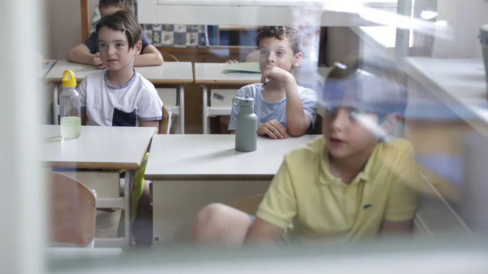 Učenci bodo v prihodnje manj sedeli: v zadnjem triletju osnovne &scaron;ole bodo namreč imeli na urniku dodatno uro &scaron;porta na teden.&nbsp;
