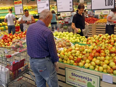 sadje, jabolka, kupci, potro&scaron;niki- BTC City park - trgovski center Interspar, oddelek sadja in zelenjave//FOTO: Jaka Gasar