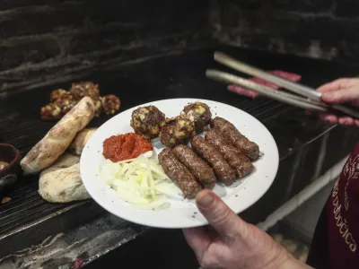 - 07.12.2015 - Gostilna Dubočica - Zalo&scaron;ka cesta 31 v Ljubljani - specialitete srbske kuhinje - jedi iz žara - ro&scaron;tilj - žar - čevapčiči - leskovački u&scaron;tipci //FOTO: Luka Cjuha.