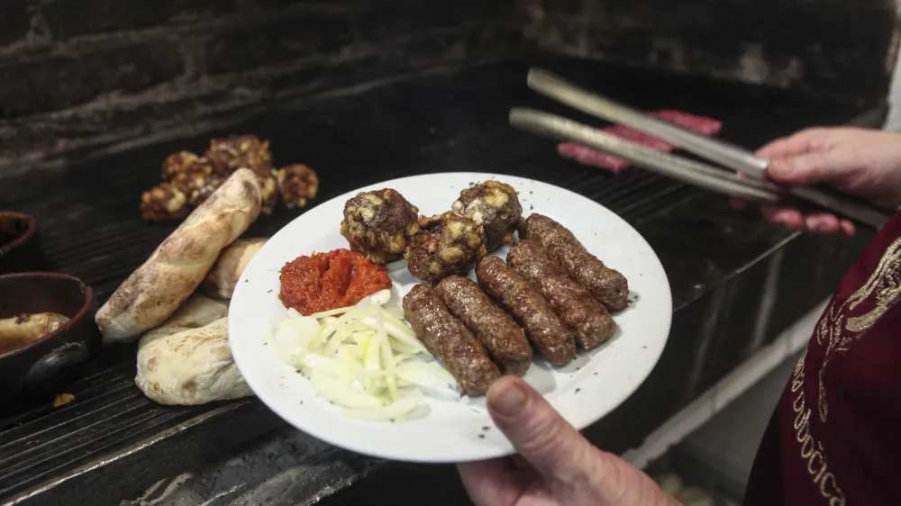 - 07.12.2015 - Gostilna Dubočica - Zalo&scaron;ka cesta 31 v Ljubljani - specialitete srbske kuhinje - jedi iz žara - ro&scaron;tilj - žar - čevapčiči - leskovački u&scaron;tipci //FOTO: Luka Cjuha.