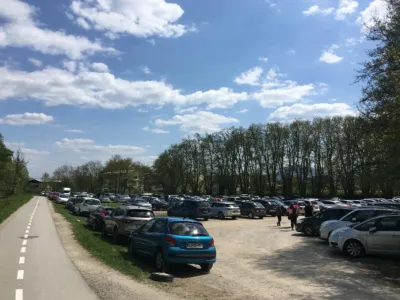 Obiskovalci Živalskega vrta Ljubljana in bližnjih sprehajalnih poti so do letos spomladi brezplačno uporabljali parkiri&scaron;če ob Večni poti.&nbsp;