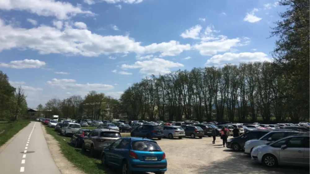 Obiskovalci Živalskega vrta Ljubljana in bližnjih sprehajalnih poti so do letos spomladi brezplačno uporabljali parkiri&scaron;če ob Večni poti.&nbsp;