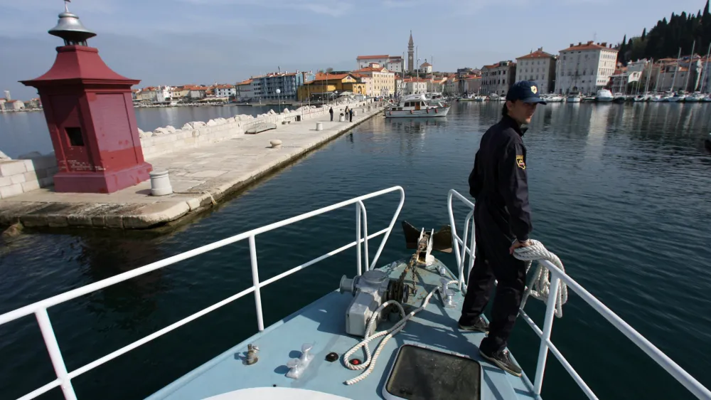 Pomorska policijska patrulja je obnemoglo 51-letno plavalko iz vode potegnila na območju piranske punte.&nbsp;