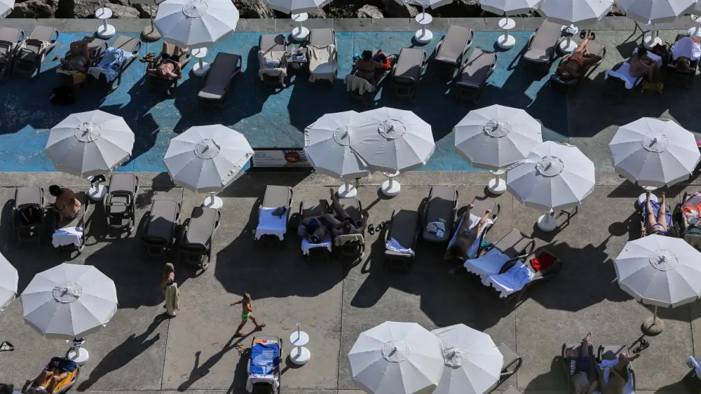 - Portorož - plaža - kopalci - ležalniki, senčniki  - 10.07.2017 &ndash; Poletje - reportaža na slovenski obali - poletno dopustovanje - turizem - obala  //FOTO: Jaka Gasar