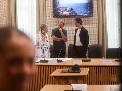 - Lidija Jerkič, predsednica Zveze svobodnih sindikatov Slovenije,- Branimir &Scaron;trukelj, Glavni tajnik Sindikata vzgoje, izobraževanja, znanosti in kulture Slovenije, predsednik Konfederacije sindikatov javnega sektorja,- Luka Mesec. minister za delo, družino, socialne zadeve in enake možnosti- 28.06.2024. - 352. seja Ekonomsko Socialnega sveta. //FOTO: Bojan Velikonja