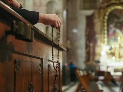 - simbolična fotografija - katoli&scaron;ka molitev - rožni venec - kr&scaron;čanstvo - kristjani - verniki -- ma&scaron;a - cerkev- 26.11.2018 &ndash; Slovenska &scaron;kofovska konferenca (S&Scaron;K) - plenarna seja - poleg slovenskih &scaron;kofov so se udeležili tudi delegati iz sosednjih &scaron;kofovskih konferenc - //FOTO: Luka Cjuha.