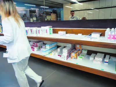 - ilustrativna fotografijazdravila, farmacevtski izdelki, krema, kreme, izdelava zdravil, mazila- Lekarna UKC Ljubljana - dan odprtih vrat - predstavili nacin priprave zdravil in prostore lekarne, Zalo&scaron;ka 7   //FOTO: Tomaž Zajel&scaron;nik