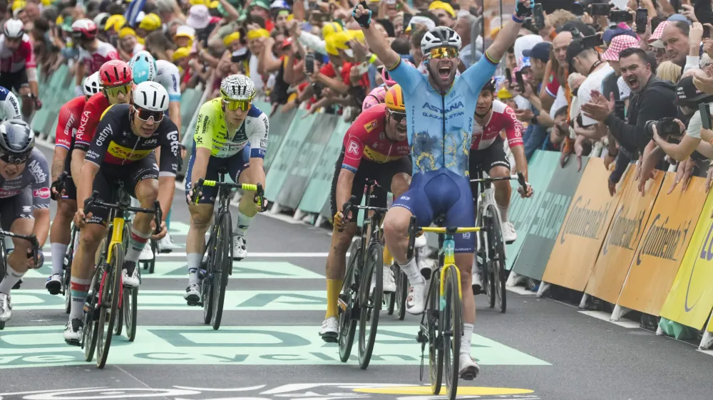 Prvi trenutek, ko se je Marko Cavendish (v modrem dresu) zavedal, da je spisal kolesarsko zgodovino.&nbsp;