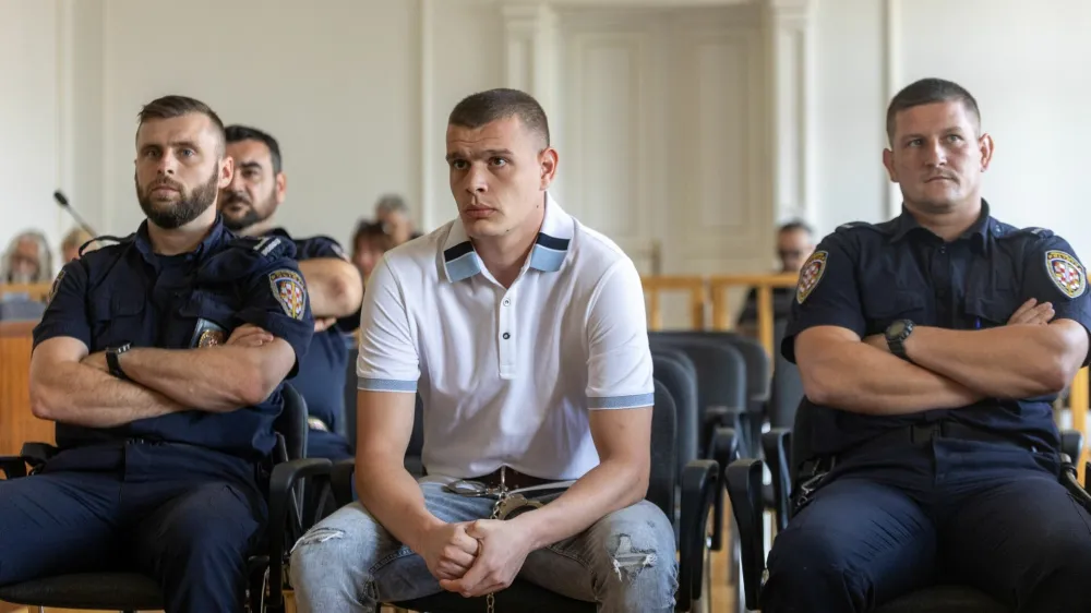 Biv&scaron;i policist Marko Smažil se brani obtožbe, da je septembra lani v svojem stanovanju ubil &scaron;tudentko prava Mihaelo Berak, s katero sta bila v kraj&scaron;em razmerju. 