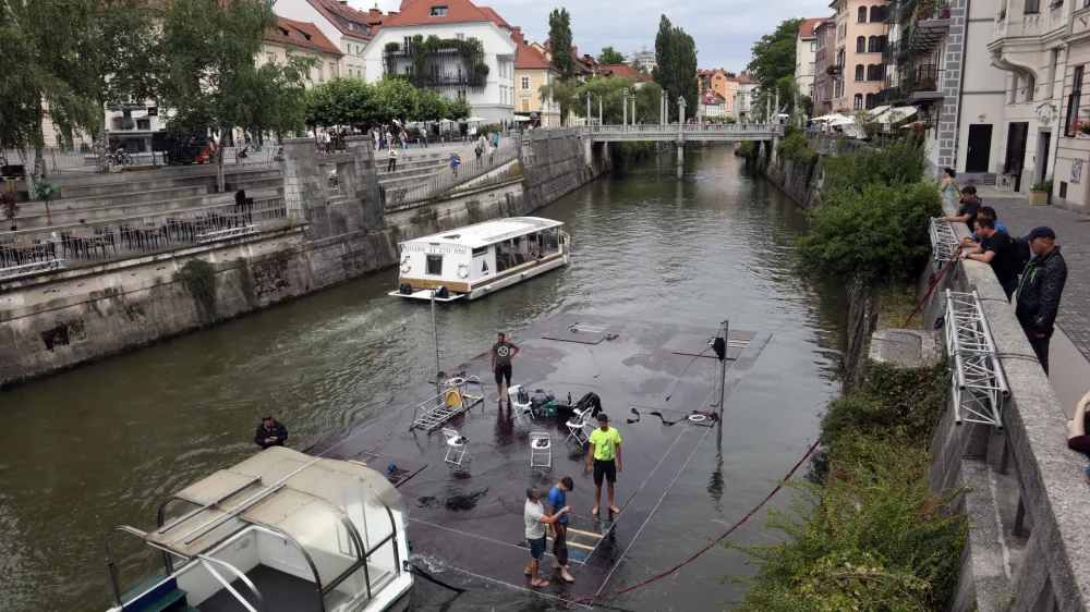 04. 07. 2024 - postavitev odra za odbojko na LjubljaniciFoto: Tomaž Skale