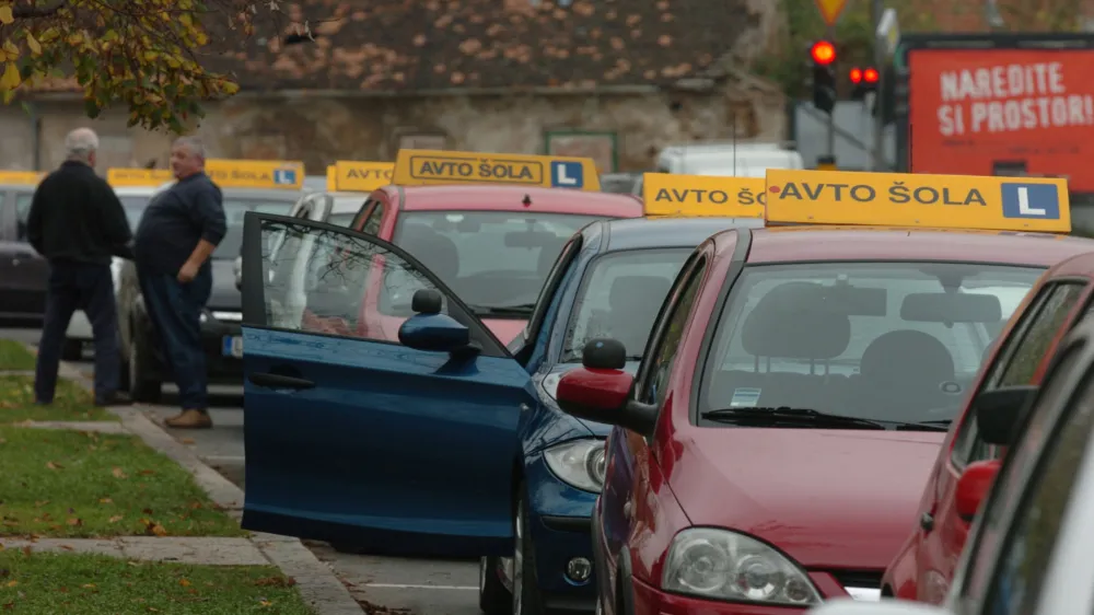 Avto &scaron;ola - avto&scaron;ola - vozila avto&scaron;ol pri izpitnem centru na Ro&scaron;ki cesti, //FOTO: Luka CjuhaOPOMBA: ZA OBJAVO V ČASOPISU DNEVNIK