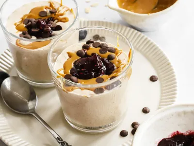 Zmiksani čeznočni ovseni kosmiči z marmelado in ara&scaron;idovim maslom. 