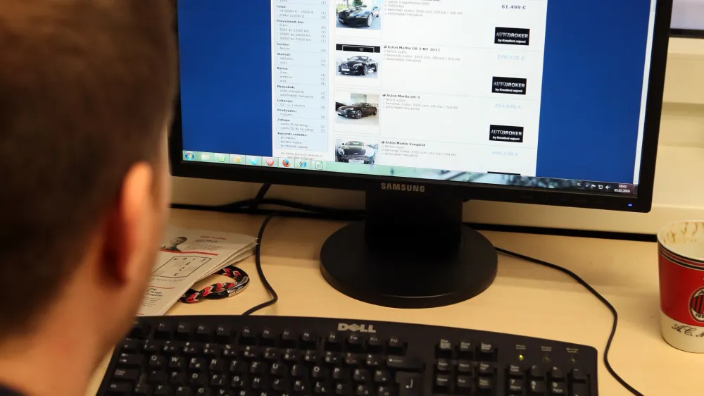 - simbolična fotografija - spletno nakupovanje - nakup preko spleta - internet - računalnik - avtomobilizem - spletna stran avto.net - ///FOTO: Luka Cjuha