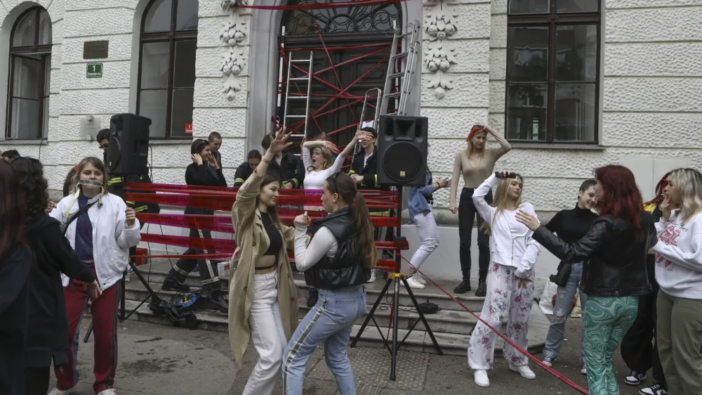  18.05.2023 - Gimnazija Poljane &ndash; veselje dijakov ob zaključku 2. ocenjevalnega obdobja in pouka za zaključne letnike v &scaron;olskem letu 2022/2023 &ndash; //FOTO: Luka Cjuha