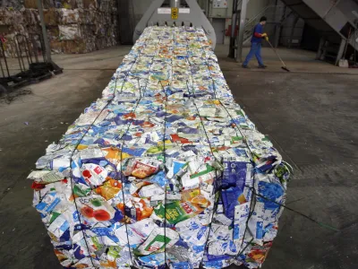 zbirnimi center odpadkov Bukovžlak - sortirana tetrapak embalaža -- RCERO Celje - Regionalni center za ravnanje z odpadki - sodoben regijski projekt, v katerega je vključeno 24 občin Savinjske regije, odlagali&scaron;če odpadkov - //FOTO: Luka Cjuha