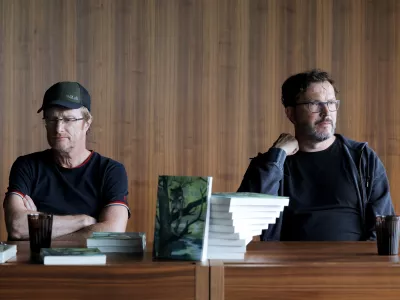 Strip Bobri po motivih romana Janeza Jalna avtorsko podpisujeta Tadej Golob, ki je priredil besedilo, in Peter &Scaron;kerl, ki je prispeval bogate barvne ilustracije. Knjiga je nastajala tri leta.&nbsp;