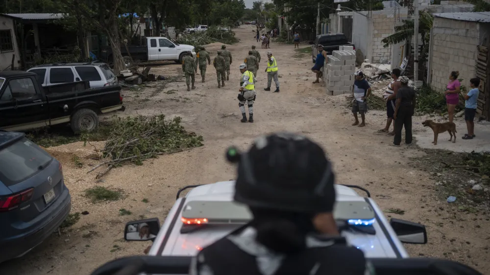 04 July 2024, Mexico, Tulum: National Guard soldiers take people to an emergency shelter ahead of the arrival of Hurricane Beryl. Photo: Felix Marquez/dpa