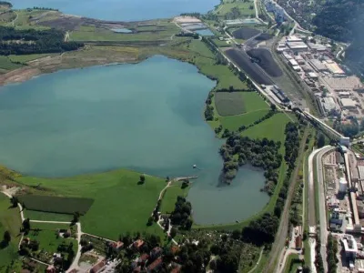 Na Družmirskem jezeru v občini &Scaron;o&scaron;tanj HSE načrtuje projekt prve plavajoče sončne elektrarne pri nas.