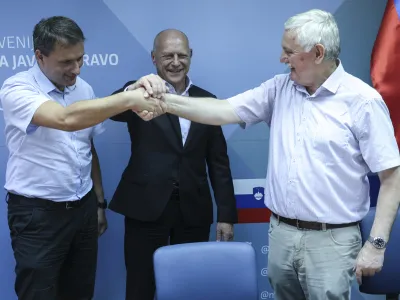 predsednik Konference sindikata upravnih enot in član Glavnega odbora SDOS Dragan Stanković, minister za javno upravo mag. Franc Props, predsednik Sindikata državnih organov Slovenije (SDOS) Franči&scaron;ek Verk- 05.07.2024 - podpis Stavkovnega sporazuma o načinu re&scaron;evanja stavkovnih zahtev upravnih enot //FOTO: Jaka Gasar
