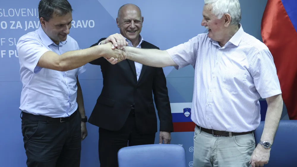 predsednik Konference sindikata upravnih enot in član Glavnega odbora SDOS Dragan Stanković, minister za javno upravo mag. Franc Props, predsednik Sindikata državnih organov Slovenije (SDOS) Franči&scaron;ek Verk- 05.07.2024 - podpis Stavkovnega sporazuma o načinu re&scaron;evanja stavkovnih zahtev upravnih enot //FOTO: Jaka Gasar