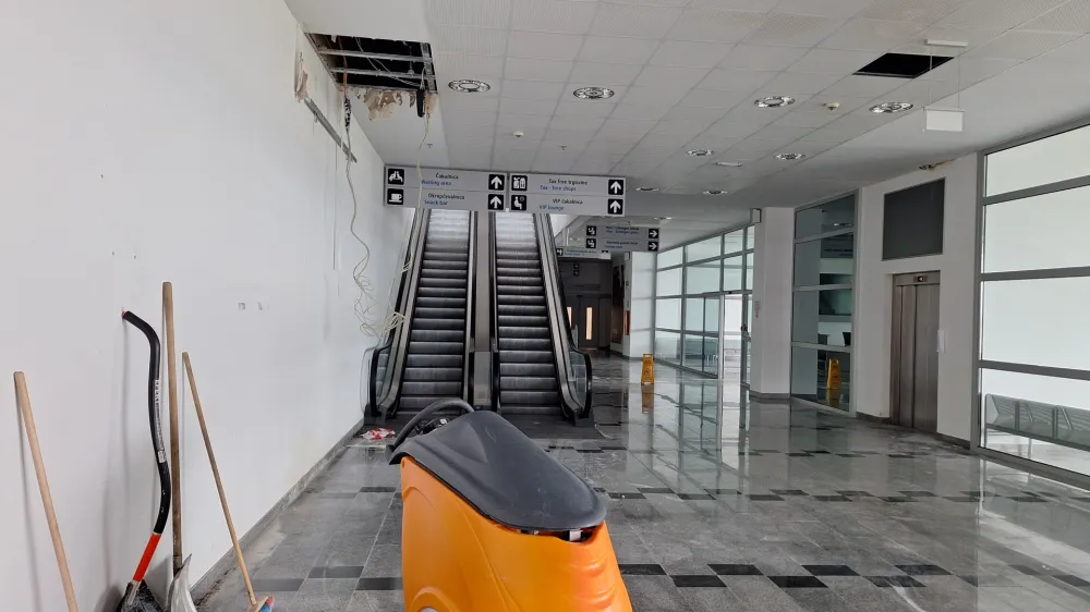 Zaposleni na mariborskem letali&scaron;ču zbirajo deževnico z vedri, samokolnicami, z vsemi mogočimi posodami. Razmočena tla čistijo s sposojenimi vodnimi sesalniki. Sizifovo delo.